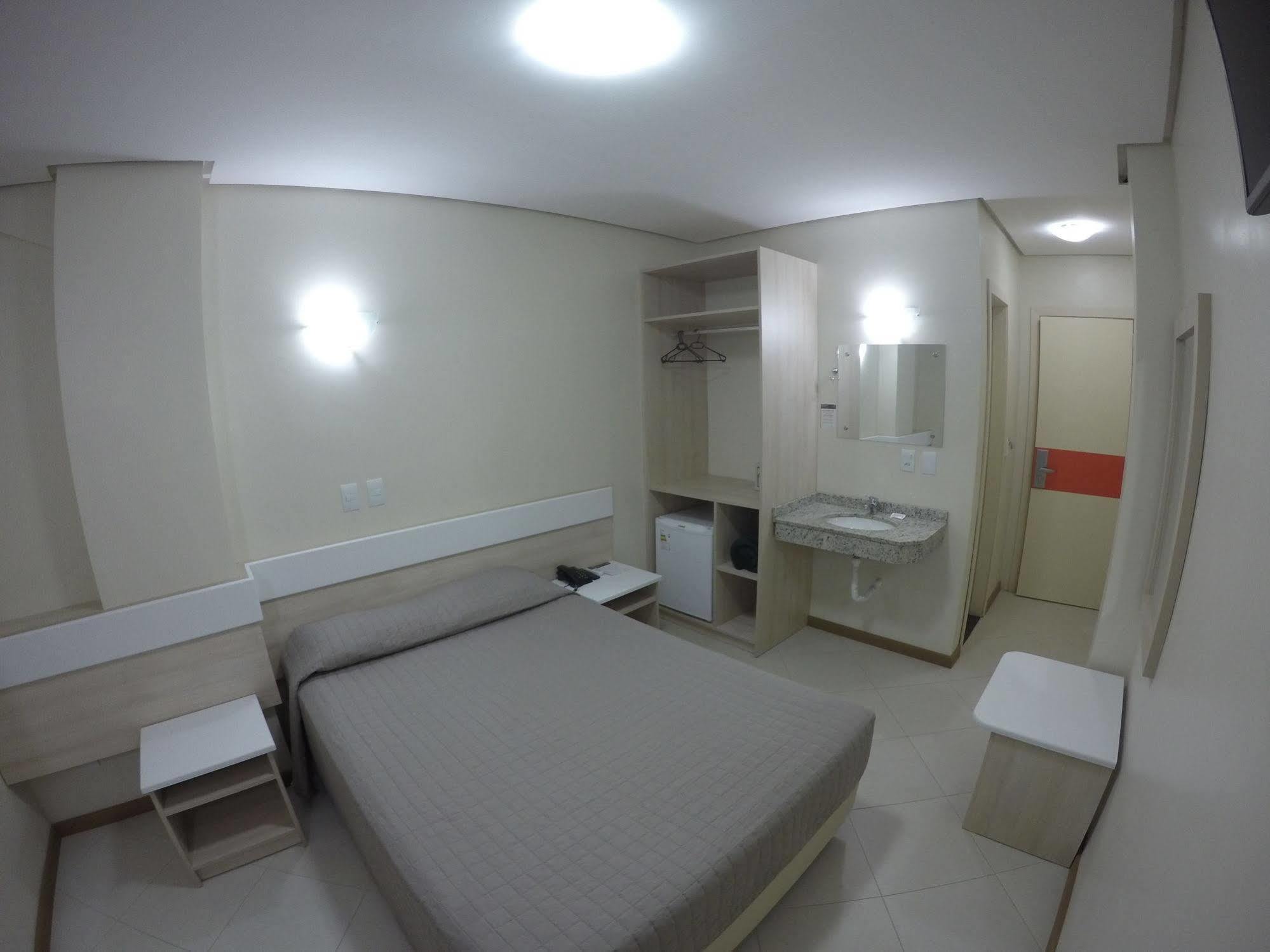 Hotel Express Savoy - Centro Historico Порту Алегри Екстериор снимка